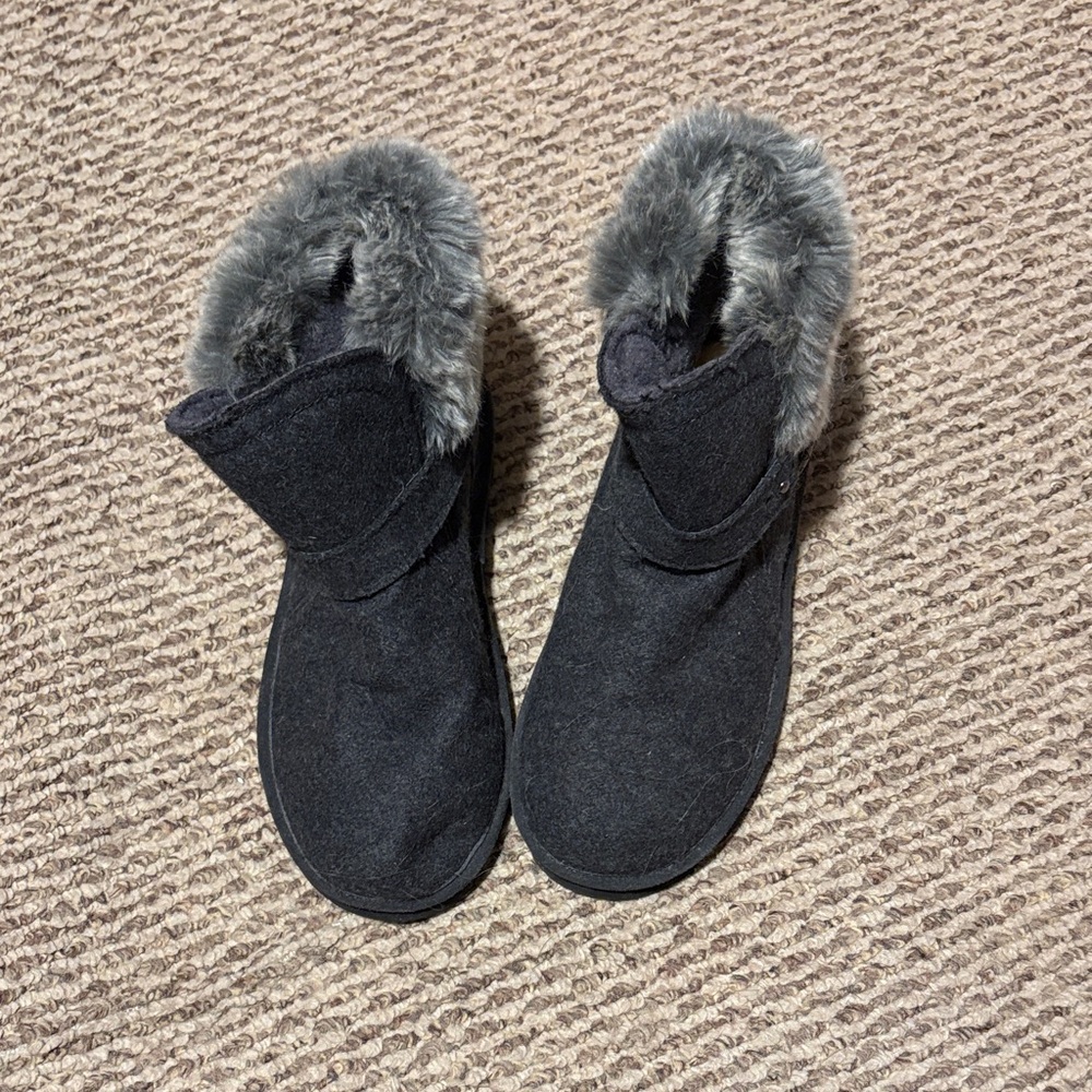 New-Cozy gray Boots with Faux Fur Lining by BearPaw